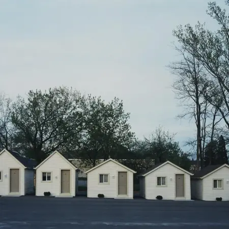 Alec Soth “Falls Manor” Photograph from “Niagara” Alec Soth Alec Soth "Falls Manor" Photograph from "Niagara"
